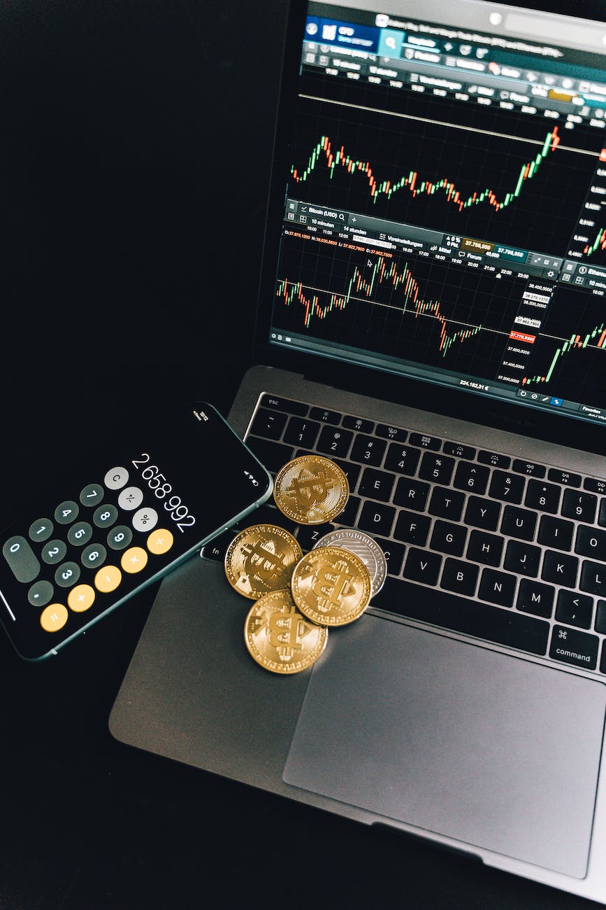 عملات ذهبية على الكمبيوتر المحمول