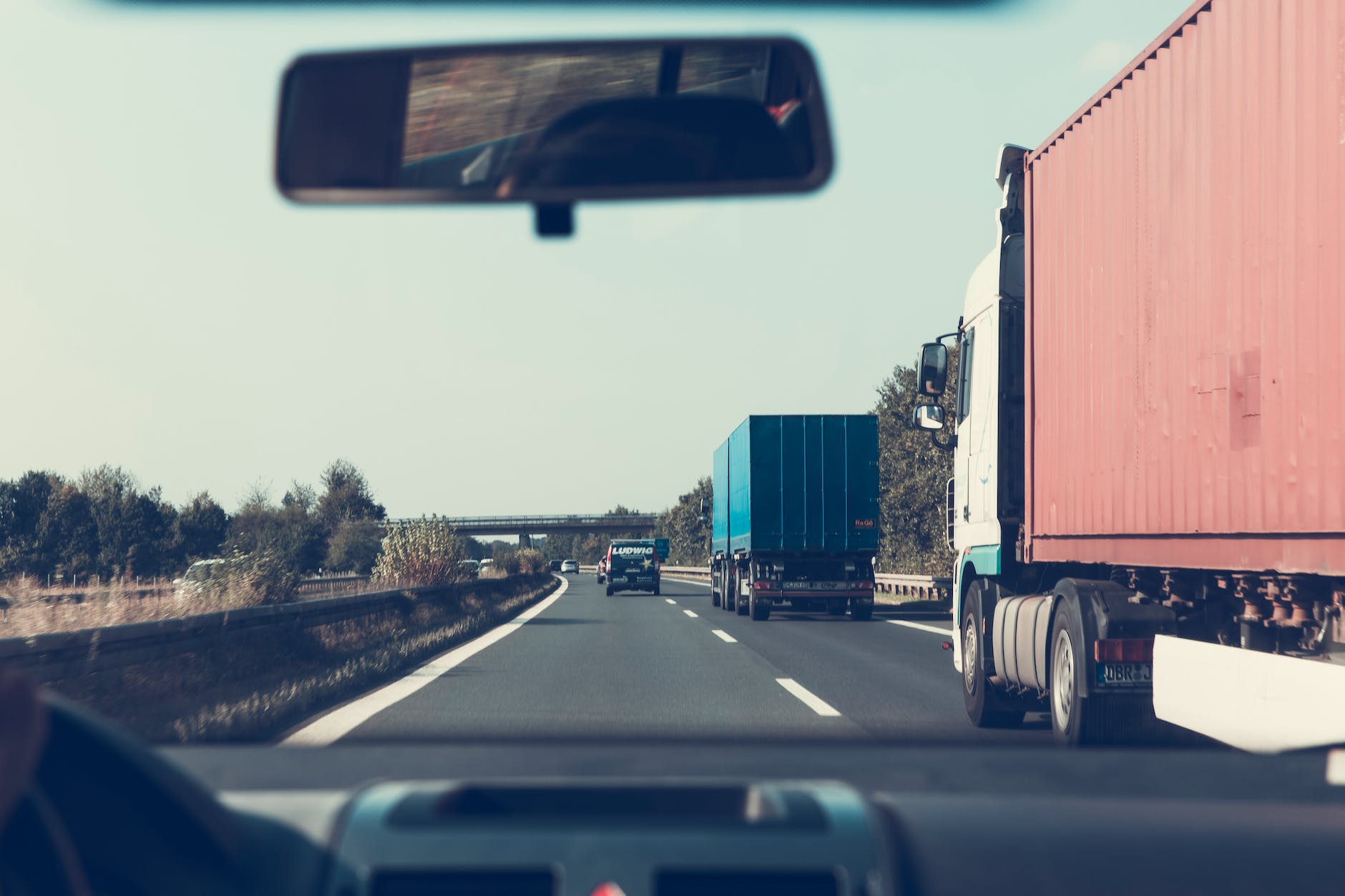 camion merci blu e rosso su strada