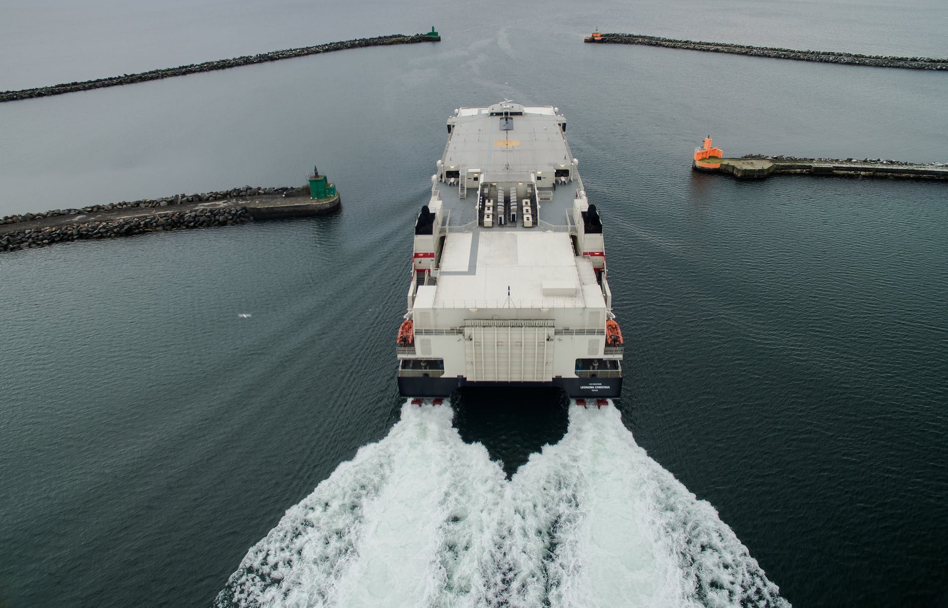 yacht blanc sur un plan d'eau