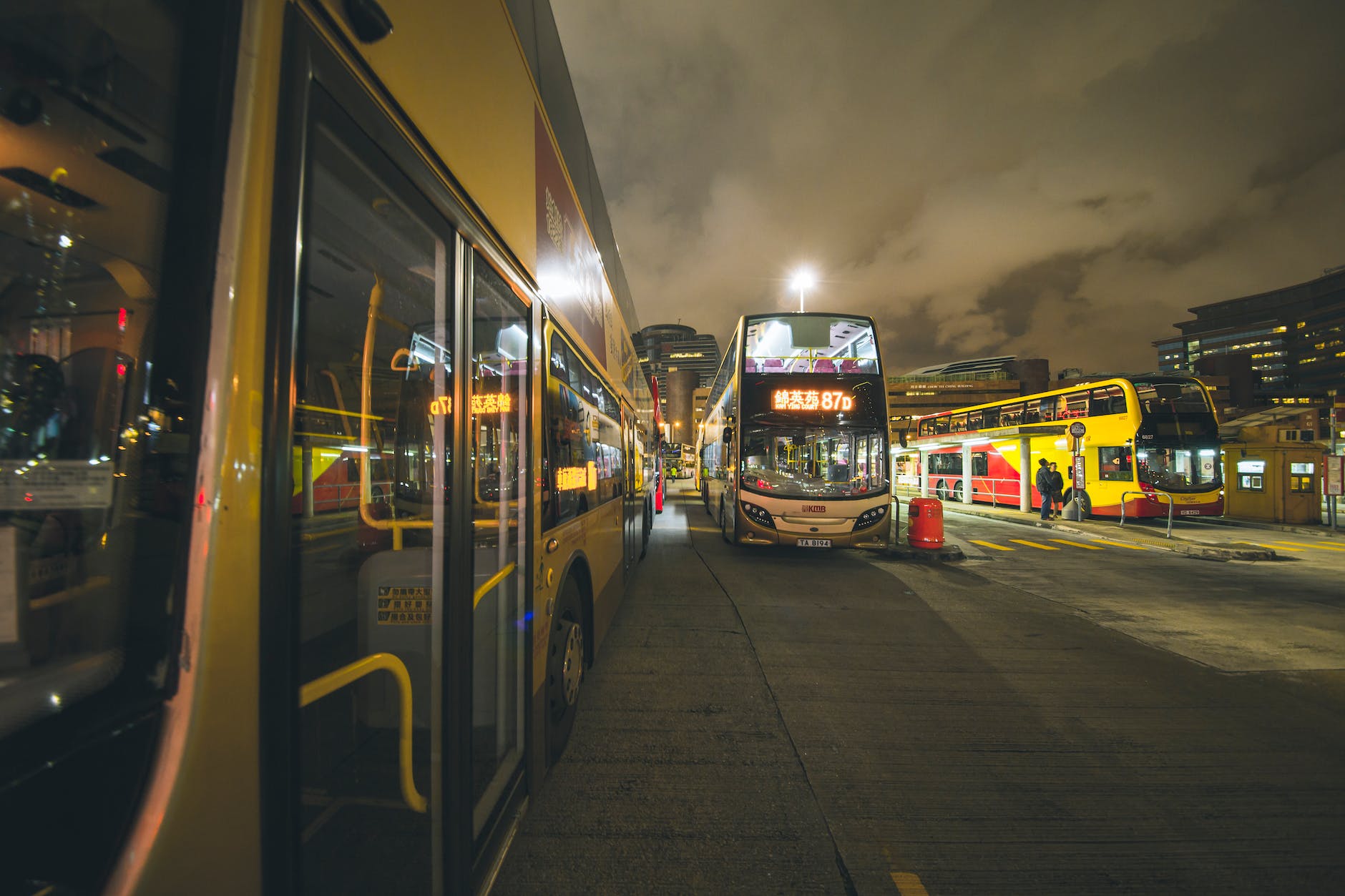 divi autobusi uz ceļa