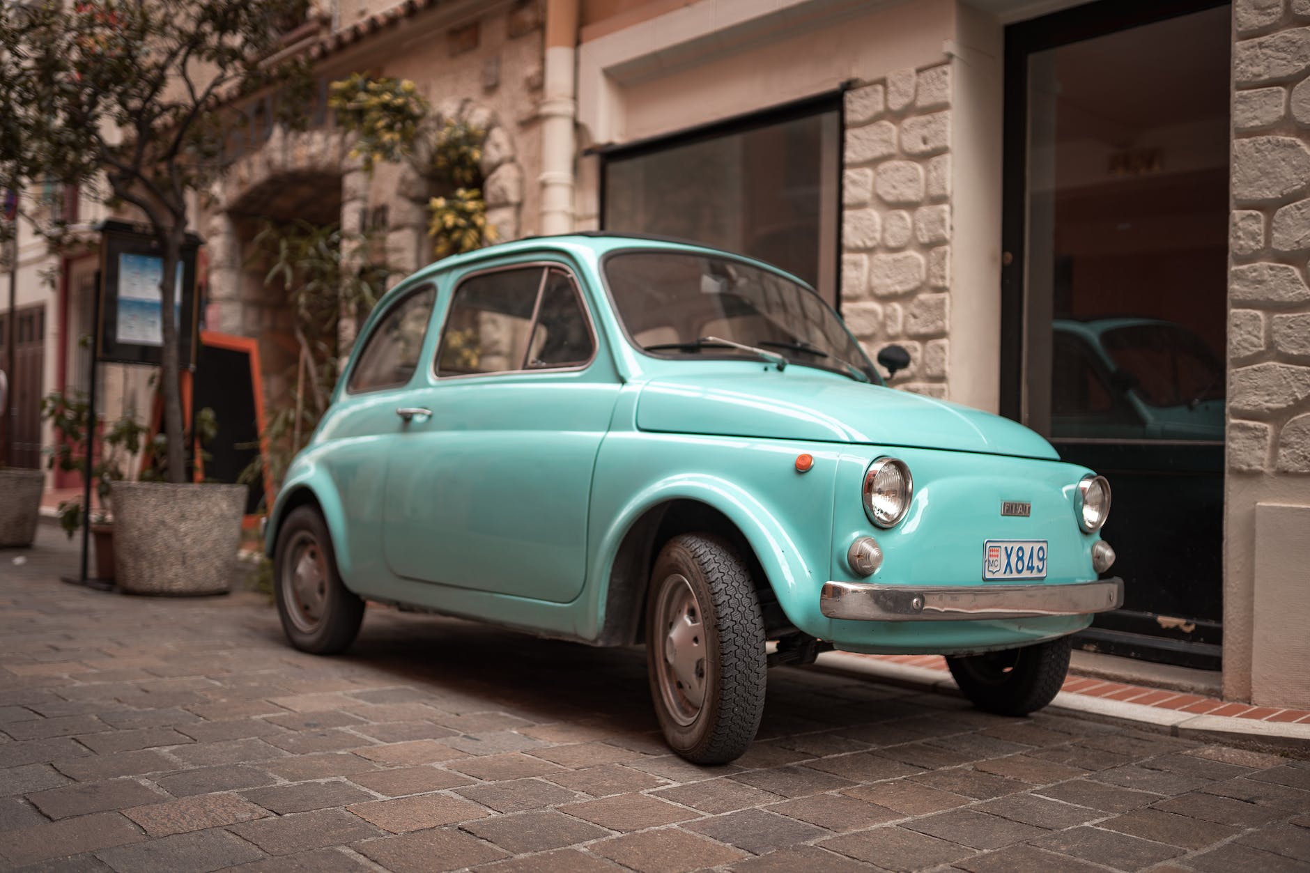 կապույտ մեքենա կայանված դռան մոտ