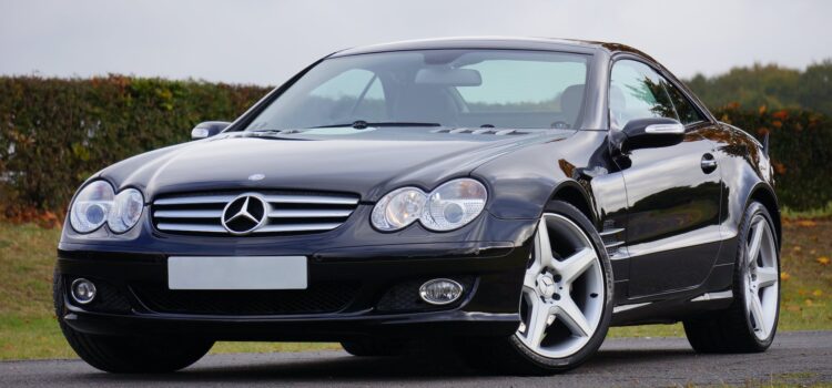 Websites voor het kopen van een auto in Europa. Waar is de goedkoopste plaats in Europa om een auto te kopen? black mercedes benz vehicle