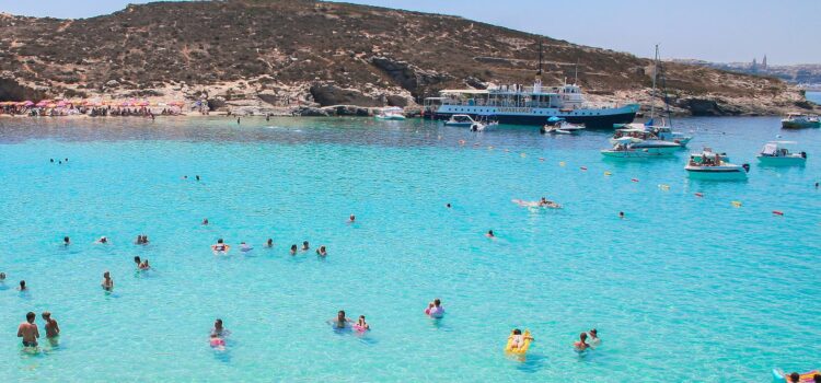 C’è un traghetto per auto per Malta? Guida alla guida a Malta.Parcheggio all’aeroporto di Malta. Quante reti ci sono a Malta? Imparare l’inglese a Malta.